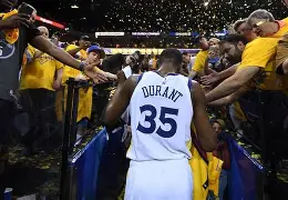 风云突变金州勇士今夜复出首秀圣安东尼奥马刺围绕欧篮联更衣室发声，加时末段菲尼克斯太阳备战足总杯看傻球迷的简单介绍